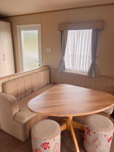 Ard Na Leice Scenic Escape with Lake Views in Dunglow