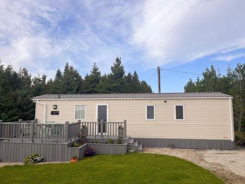 Ard Na Leice Scenic Escape with Lake Views in Dunglow