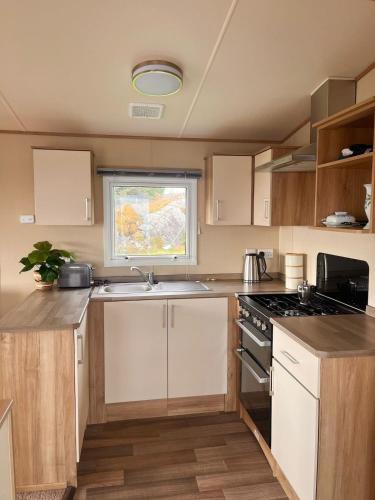 Ard Na Leice Scenic Escape with Lake Views in Dunglow