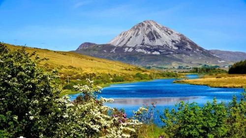 Ard Na Leice Scenic Escape with Lake Views in Dunglow