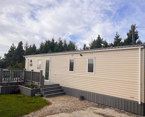 Ard Na Leice Scenic Escape with Lake Views in Dunglow