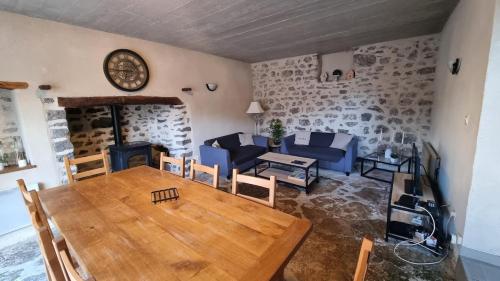 Le Soleil - Authentique - À 10 m du Château gîte à louer Pouilloux