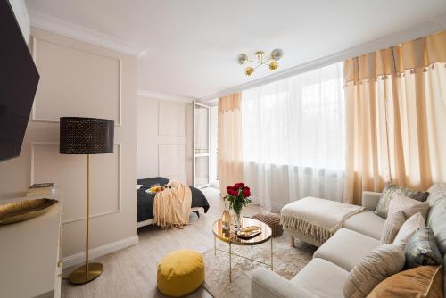 Grand Central Suite 5min from Central Station with a balcony& air conditioning, Warsaw