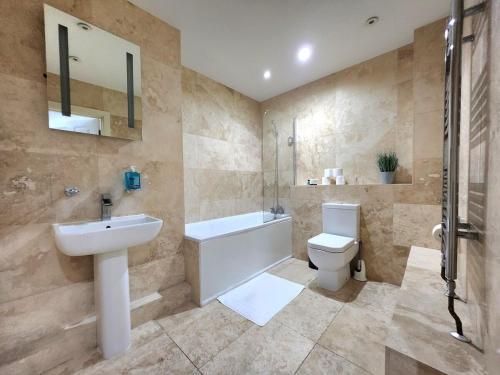 Spacious 2-Bed Flat - Close to Tube Sleeps 6 - image 6
