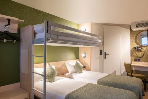 3 twin beds
