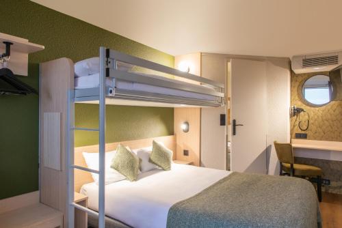 1 double bed, 1 twin bed
