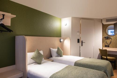 2 twin beds