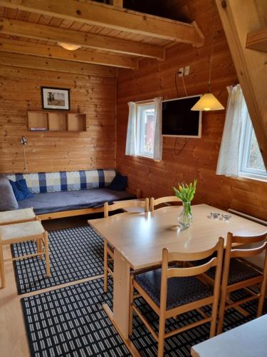 2 bedrooms, 5 beds