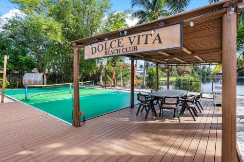 New Lakefront Villa with Sauna Cinema Pool Game Room Spa in West Palm Beach, USA