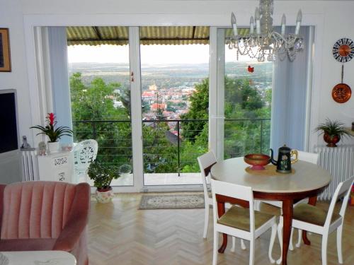 Tulipan Panorama Apartman in เมซเซกอลดัล