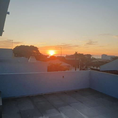 Sobrado Novo n 02 com Terraço Panorâmico e Churrasqueira - 4 min a pe ate a Praia - Condomínio Sobre as Ondas