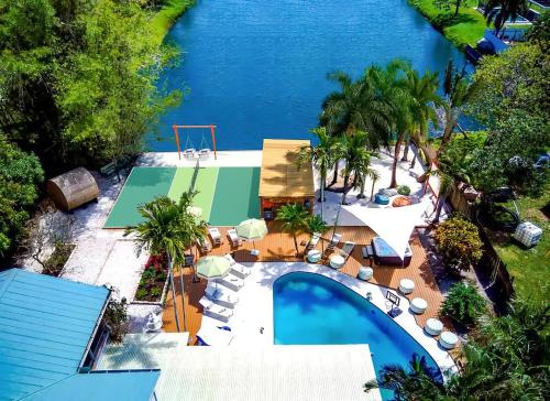 New Lakefront Villa with Sauna Cinema Pool Game Room Spa in West Palm Beach, USA