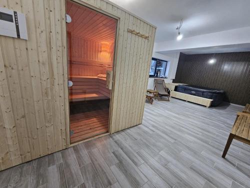 Triple room with Balcony Transalpina Ski Resort - TRI1 in Obârşia Lotrului