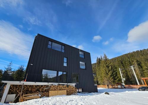 Triple room with Balcony Transalpina Ski Resort - TRI1 in Obârşia Lotrului