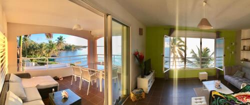 Varanda/terraço, T3 Front de mer vue imprenable sur lagon avec Piscine Eden Blue Ste Anne Cuve tampon in Sainte Anne