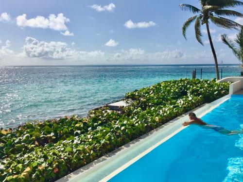 Vista, T3 Front de mer vue imprenable sur lagon avec Piscine Eden Blue Ste Anne Cuve tampon in Sainte Anne