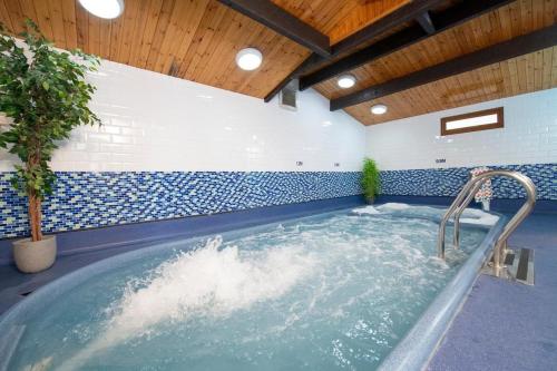 Úszómedence, Elf Wood Lodge - Swimming Spa, Sky Sports, Tennis, Hadrian's Wall listing in Port Carlisle