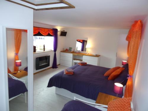 1 double bed, 1 twin bed