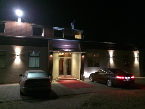 Bejárat, Prenociste Gazela in Pirot