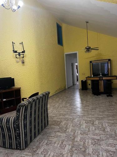 Casa com piscina para 18 pessoas, wi-fi 3 quartos 4 banheiros estacionamento interno churrasqueira e forno de pizza 230m2 de área constuida aceita pets Casa com piscina para 18 pessoas, wi-fi 3 quartos 4 banheiros estacionamento interno churrasqueira e forno de pizza 230m2 de área constuida aceita pets