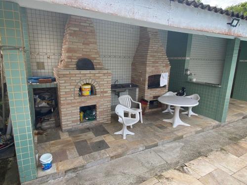 Casa com piscina para 18 pessoas, wi-fi 3 quartos 4 banheiros estacionamento interno churrasqueira e forno de pizza 230m2 de área constuida aceita pets Casa com piscina para 18 pessoas, wi-fi 3 quartos 4 banheiros estacionamento interno churrasqueira e forno de pizza 230m2 de área constuida aceita pets