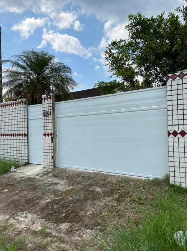 Casa com piscina para 18 pessoas, wi-fi 3 quartos 4 banheiros estacionamento interno churrasqueira e forno de pizza 230m2 de área constuida aceita pets Casa com piscina para 18 pessoas, wi-fi 3 quartos 4 banheiros estacionamento interno churrasqueira e forno de pizza 230m2 de área constuida aceita pets