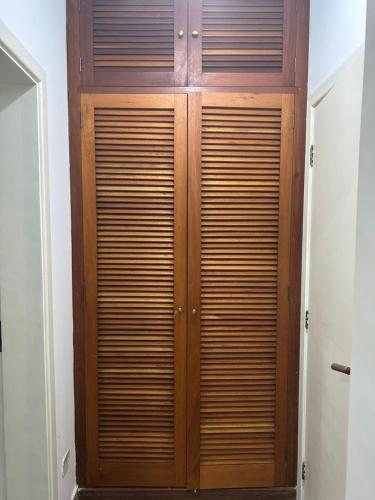 Casa com piscina para 18 pessoas, wi-fi 3 quartos 4 banheiros estacionamento interno churrasqueira e forno de pizza 230m2 de área constuida aceita pets Casa com piscina para 18 pessoas, wi-fi 3 quartos 4 banheiros estacionamento interno churrasqueira e forno de pizza 230m2 de área constuida aceita pets