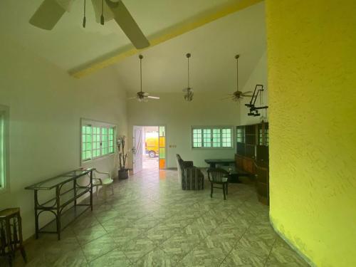 Casa com piscina para 18 pessoas, wi-fi 3 quartos 4 banheiros estacionamento interno churrasqueira e forno de pizza 230m2 de área constuida aceita pets Casa com piscina para 18 pessoas, wi-fi 3 quartos 4 banheiros estacionamento interno churrasqueira e forno de pizza 230m2 de área constuida aceita pets