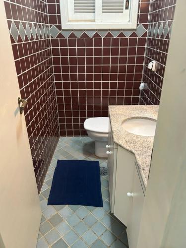 Casa com piscina para 18 pessoas, wi-fi 3 quartos 4 banheiros estacionamento interno churrasqueira e forno de pizza 230m2 de área constuida aceita pets Casa com piscina para 18 pessoas, wi-fi 3 quartos 4 banheiros estacionamento interno churrasqueira e forno de pizza 230m2 de área constuida aceita pets