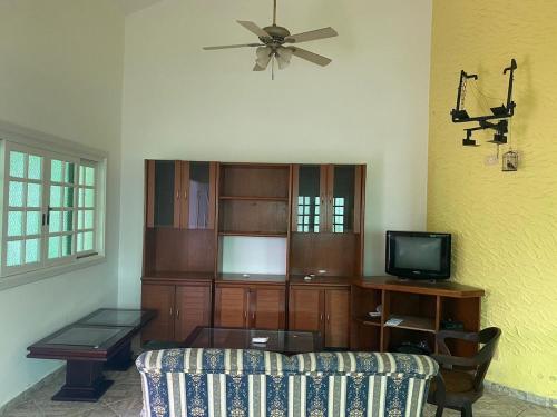 Casa com piscina para 18 pessoas, wi-fi 3 quartos 4 banheiros estacionamento interno churrasqueira e forno de pizza 230m2 de área constuida aceita pets Casa com piscina para 18 pessoas, wi-fi 3 quartos 4 banheiros estacionamento interno churrasqueira e forno de pizza 230m2 de área constuida aceita pets