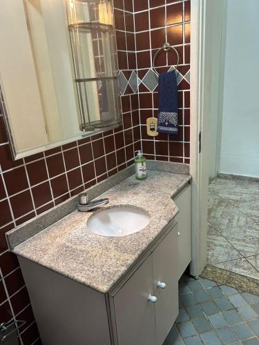 Casa com piscina para 18 pessoas, wi-fi 3 quartos 4 banheiros estacionamento interno churrasqueira e forno de pizza 230m2 de área constuida aceita pets Casa com piscina para 18 pessoas, wi-fi 3 quartos 4 banheiros estacionamento interno churrasqueira e forno de pizza 230m2 de área constuida aceita pets