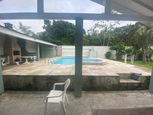 Casa com piscina para 18 pessoas, wi-fi 3 quartos 4 banheiros estacionamento interno churrasqueira e forno de pizza 230m2 de área constuida aceita pets Casa com piscina para 18 pessoas, wi-fi 3 quartos 4 banheiros estacionamento interno churrasqueira e forno de pizza 230m2 de área constuida aceita pets