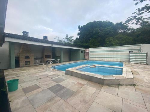 Casa com piscina para 18 pessoas, wi-fi 3 quartos 4 banheiros estacionamento interno churrasqueira e forno de pizza 230m2 de área constuida aceita pets Casa com piscina para 18 pessoas, wi-fi 3 quartos 4 banheiros estacionamento interno churrasqueira e forno de pizza 230m2 de área constuida aceita pets