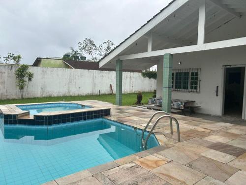 Casa com piscina para 18 pessoas, wi-fi 3 quartos 4 banheiros estacionamento interno churrasqueira e forno de pizza 230m2 de área constuida aceita pets Casa com piscina para 18 pessoas, wi-fi 3 quartos 4 banheiros estacionamento interno churrasqueira e forno de pizza 230m2 de área constuida aceita pets