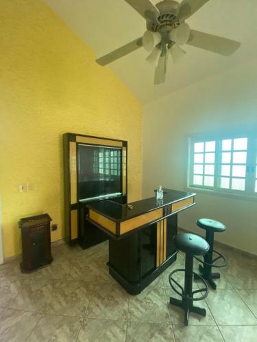 Casa com piscina para 18 pessoas, wi-fi 3 quartos 4 banheiros estacionamento interno churrasqueira e forno de pizza 230m2 de área constuida aceita pets Casa com piscina para 18 pessoas, wi-fi 3 quartos 4 banheiros estacionamento interno churrasqueira e forno de pizza 230m2 de área constuida aceita pets