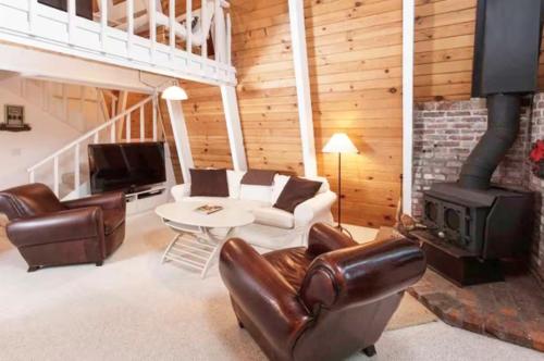 Modern and Private Cabin in the Woods Modern and Private Cabin in the Woods