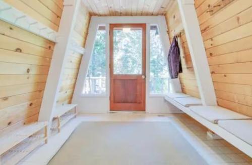 Modern and Private Cabin in the Woods Modern and Private Cabin in the Woods