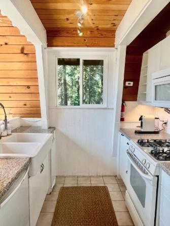 Modern and Private Cabin in the Woods Modern and Private Cabin in the Woods