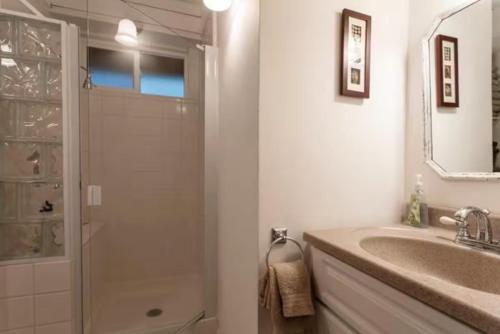 Modern and Private Cabin in the Woods Modern and Private Cabin in the Woods