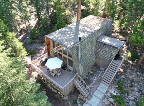 Modern and Private Cabin in the Woods Modern and Private Cabin in the Woods