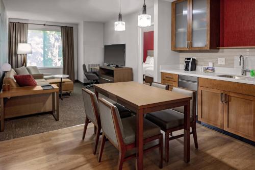 1 Bedroom Suite, 2 Queen, Sofa bed