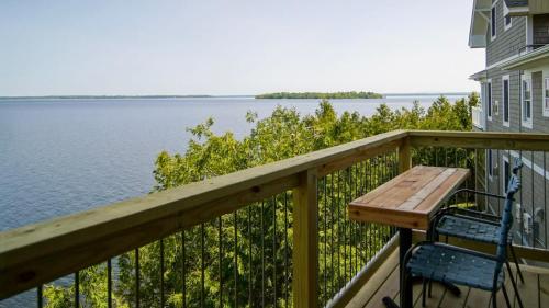 Loza house coastal design unit with lake & mountain views in Plattsburgh, USA