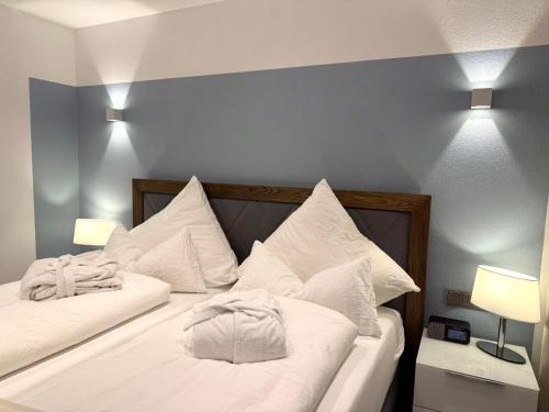 1 queen bed, 1 sofa bed