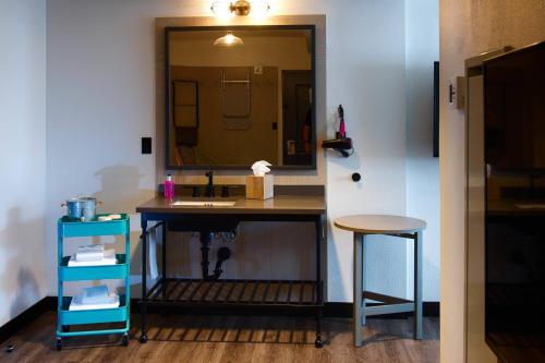One-Bedroom Suite with Two Queen Beds image 3