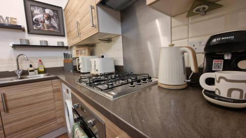 Kitchen, Bromley Stylish Modern Escape 2 Bed Apartment near Cyprianis Locksbottom