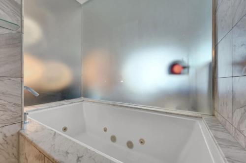 Lux Studio with Mountain Views, Pool and Casino Access, Las Vegas (photo 10)