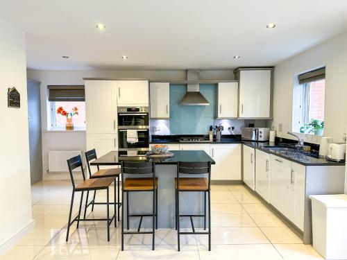 Konyha, Tornado Chase - Luxury & Spacious 5 Bedroom Home - Sleeps 8 in Harmans Water