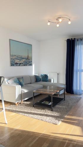Terrace Apartment with Free Parking, Metro Malakoff, Near Paris - Location saisonnière - Malakoff