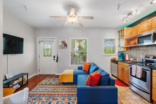 Itz a Vibe - 1 bedroom studio in the heart of DTSP in St Petersburg, USA