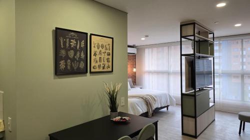NEW in laurels with air , loft type, giant tv, Medellín (photo 3)